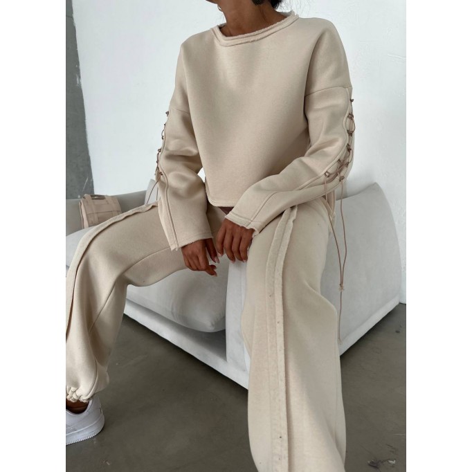 Стильний жіночий спортивний костюм Стильний жіночий спортивний костюм