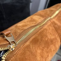 Класична жіноча сумочка із натуральної замші.